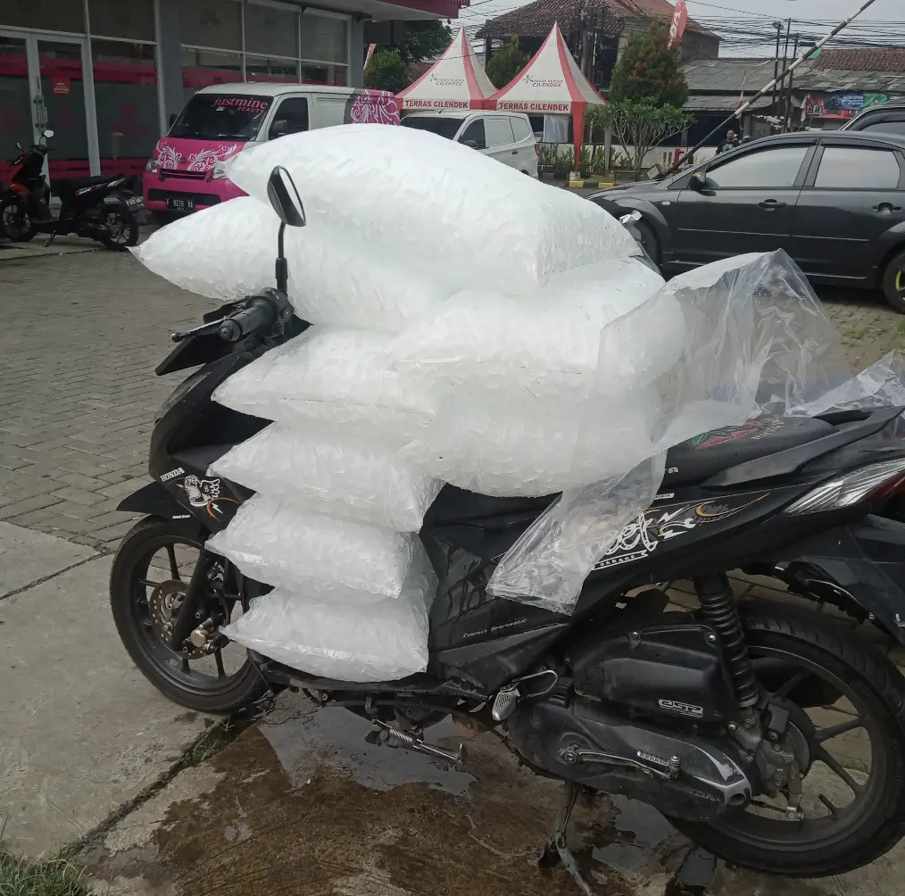 Pengiriman Es Kristal ke pelanggan